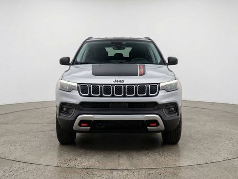 Used 2025 Jeep Compass Trailhawk AWD/4WD image 2