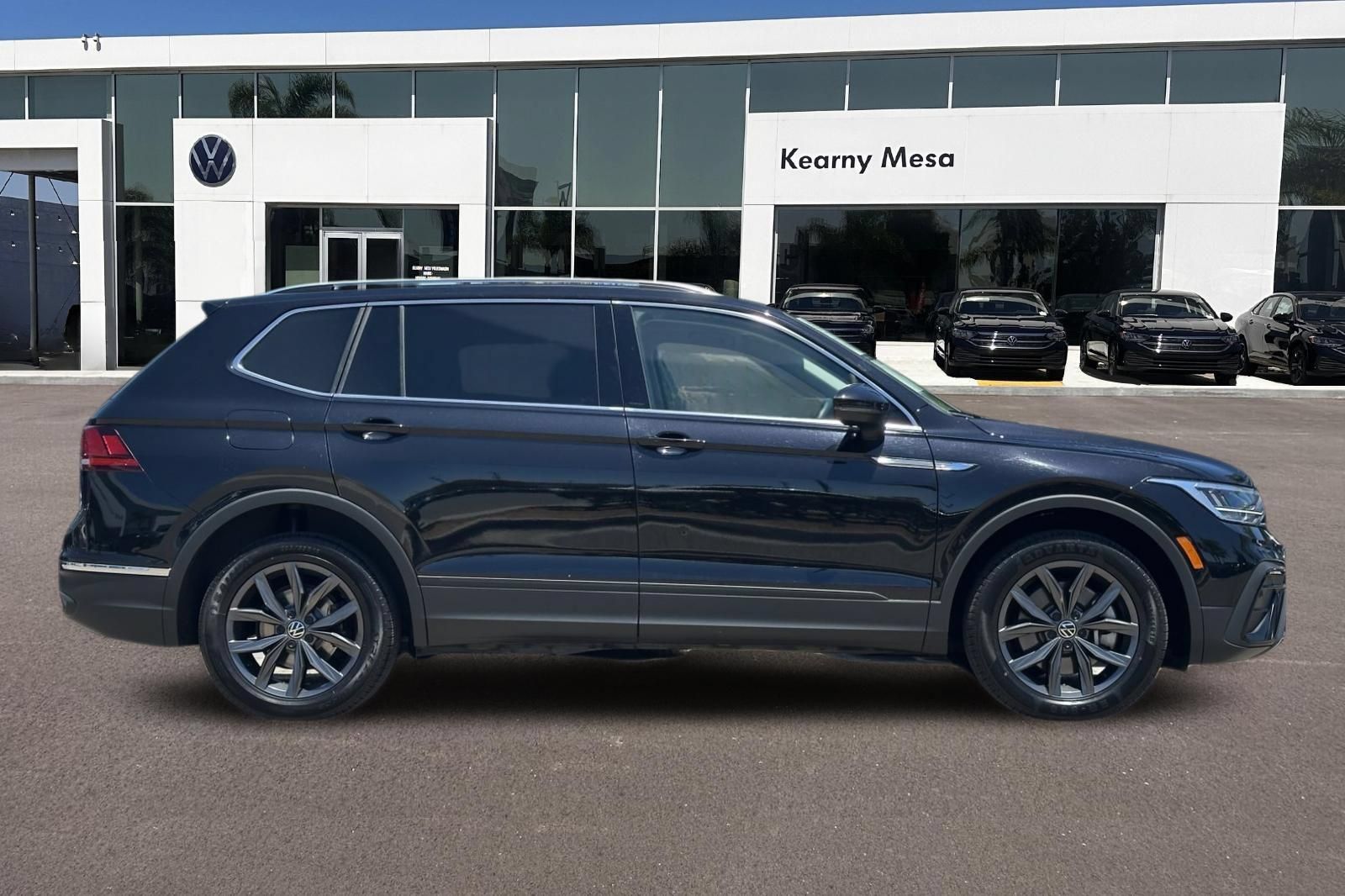 Used 2024 Volkswagen Tiguan SE FWD image 3