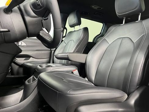 Used 2026 Chrysler Pacifica Select FWD image 17
