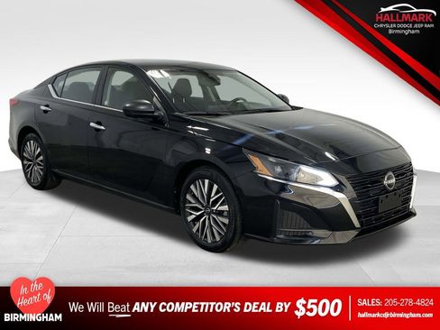 Used 2024 Nissan Altima 2.5 SV image 1
