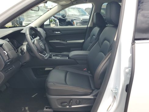 Certified 2025 Nissan Pathfinder SL image 11