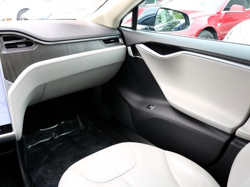 Used 2013 Tesla Model S image 32