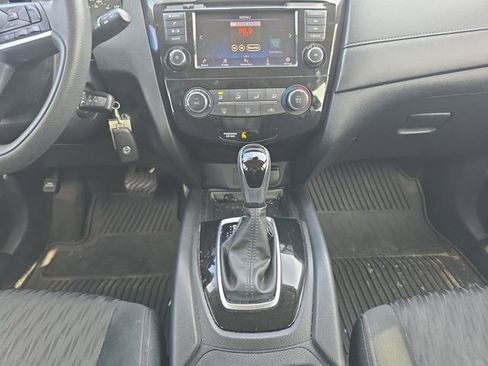 Used 2019 Nissan Rogue S image 3