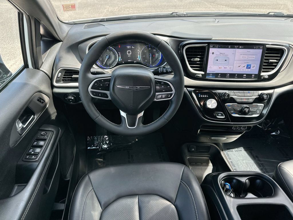Used 2025 Chrysler Pacifica Select FWD image 20
