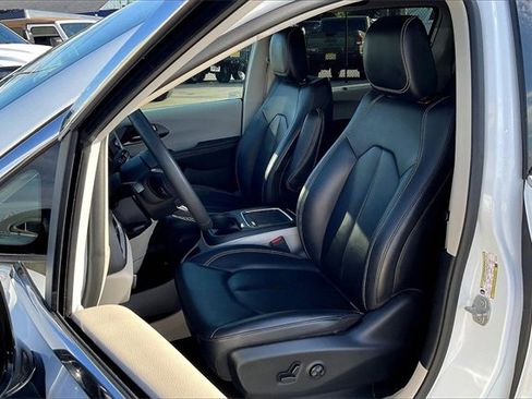 Used 2024 Chrysler Pacifica Touring-L image 25
