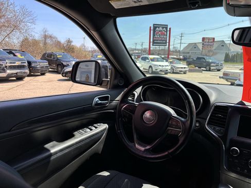Used 2019 Jeep Grand Cherokee Laredo image 13