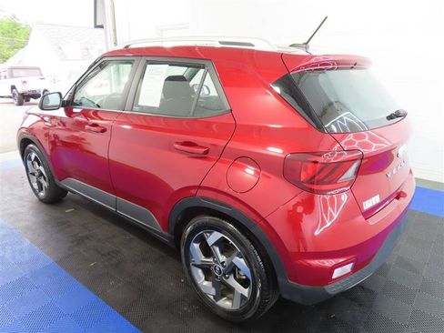 Used 2025 Hyundai Venue SEL FWD image 10
