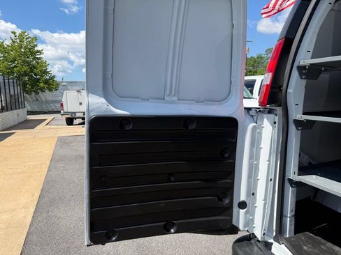 Used 2021 Chevrolet Express 2500 RWD image 16