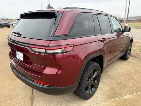 New 2025 Jeep Grand Cherokee Altitude image 4