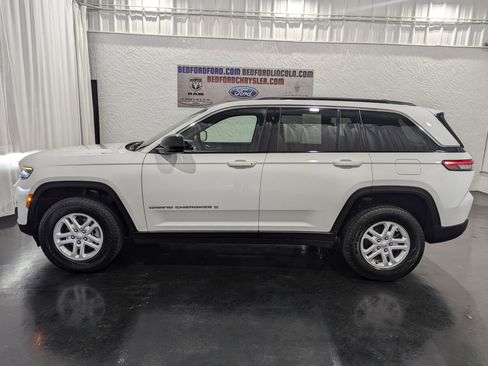 Used 2024 Jeep Grand Cherokee Laredo image 2