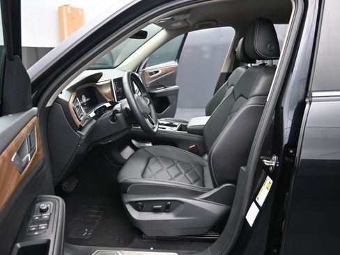 Used 2025 Volkswagen Atlas SE AWD/4WD image 12