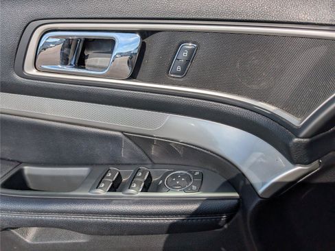 Used 2017 Ford Explorer XLT w/ Equipment Group 202A FWD image 15