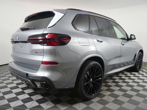 Used 2026 BMW X5 xDrive40i w/ M Sport Package AWD/4WD image 3