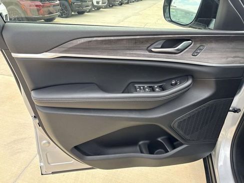New 2025 Jeep Grand Cherokee L Limited w/ Luxury Tech Group II RWD image 11