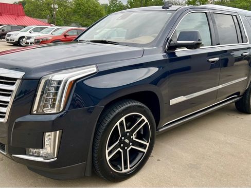 Used 2017 Cadillac Escalade ESV Platinum AWD/4WD image 3