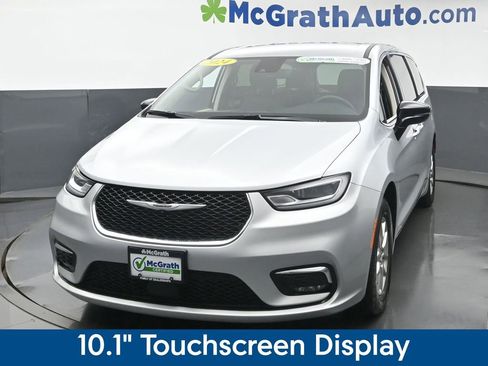 Used 2024 Chrysler Pacifica Touring-L image 6