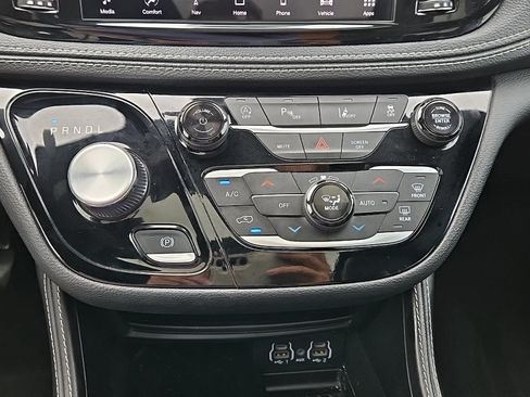 Used 2025 Chrysler Pacifica Limited FWD image 19
