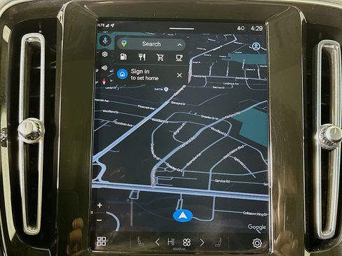 Used 2025 Volvo XC40 B5 Plus image 22