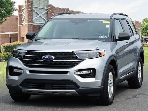 Used 2022 Ford Explorer XLT w/ Equipment Group 202A AWD/4WD image 4