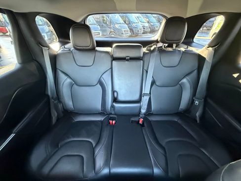 Used 2019 Jeep Cherokee Limited image 16