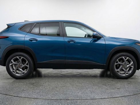 Used 2025 Chevrolet Trax LT w/ LT Convenience Package FWD image 11