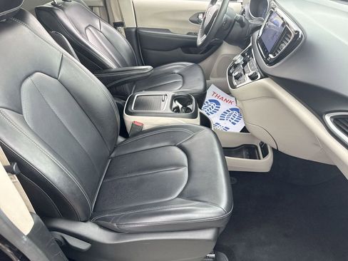Used 2023 Chrysler Pacifica Touring-L FWD image 28