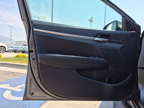 Used 2020 Hyundai Elantra SE w/ Winter Weather Package FWD image 14