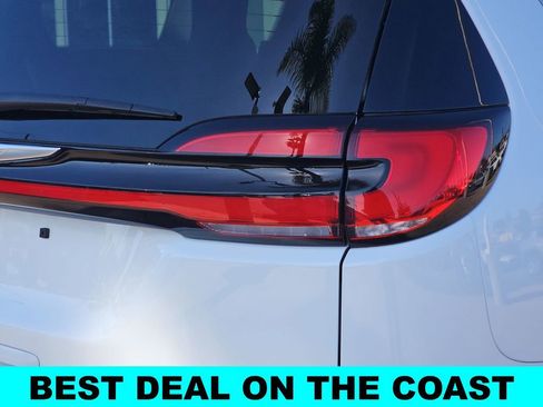 Used 2024 Chrysler Pacifica Select image 42