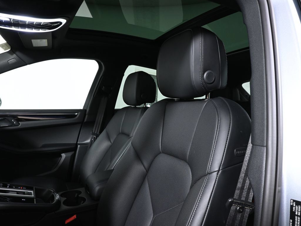 Used 2026 Porsche Macan AWD/4WD image 15
