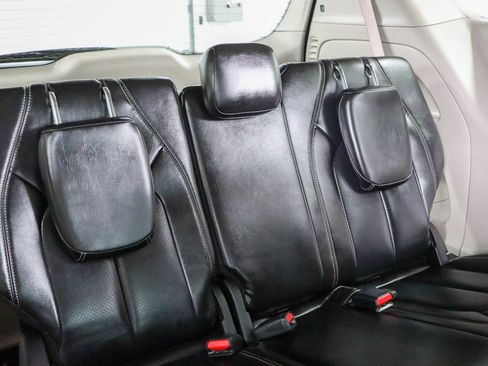 Used 2023 Chrysler Pacifica Touring-L FWD image 29