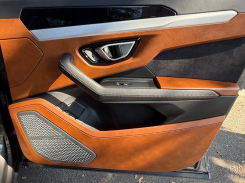 Used 2021 Lamborghini Urus Base AWD 4dr SUV image 21