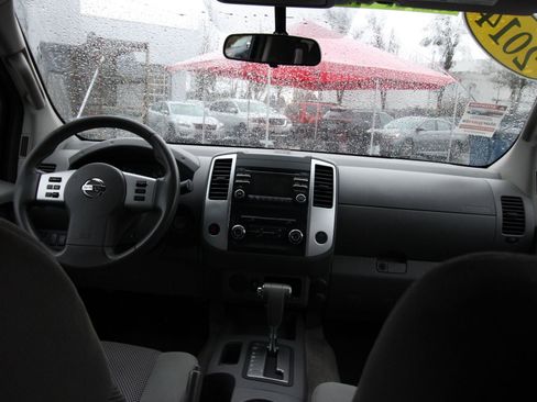 Used 2014 Nissan Frontier SV image 15