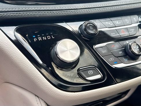 Used 2022 Chrysler Pacifica Limited w/ Uconnect Theater Family Group AWD/4WD image 17