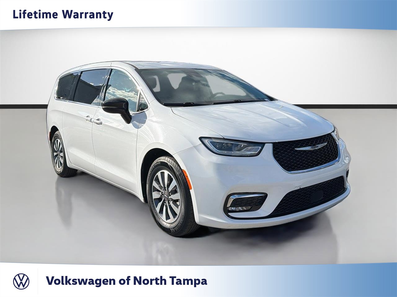 Used 2024 Chrysler Pacifica Limited FWD image 1