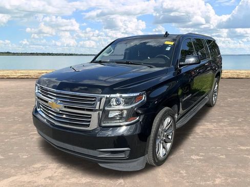 Used 2017 Chevrolet Suburban LT RWD image 4