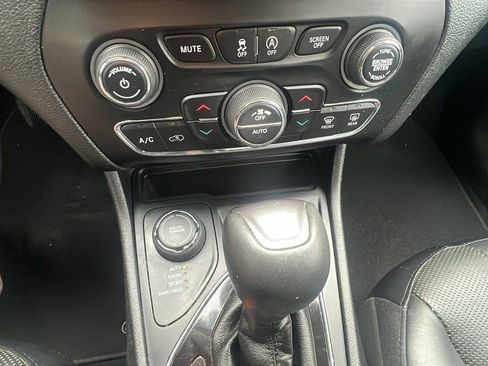 Used 2019 Jeep Cherokee Limited image 18