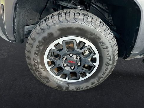 Certified 2025 Toyota Tacoma TRD Off-Road AWD/4WD image 10
