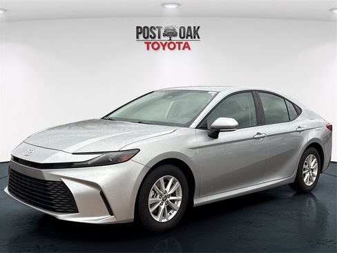 Used 2025 Toyota Camry LE image 3