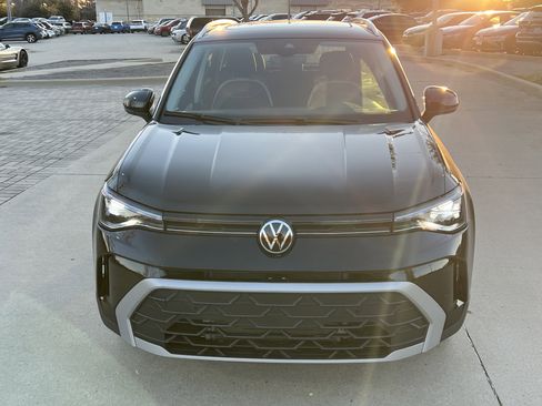 Used 2025 Volkswagen Taos SE w/ Panoramic Sunroof Package image 3