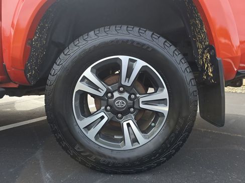 Used 2018 Toyota Tacoma TRD Sport AWD/4WD image 35