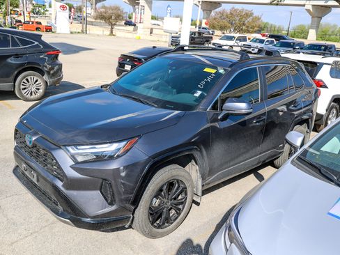 Used 2024 Toyota RAV4 SE w/ Convenience Package image 3