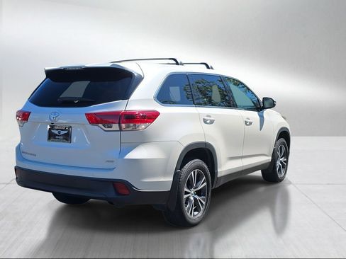 Used 2019 Toyota Highlander LE AWD/4WD image 3
