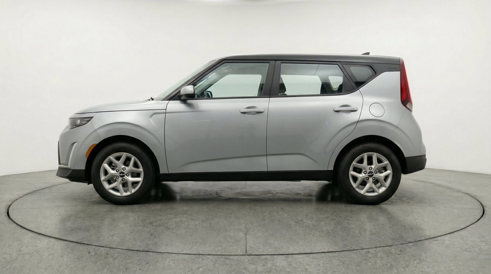 Used 2025 Kia Soul LX w/ LX Technology Package FWD image 4