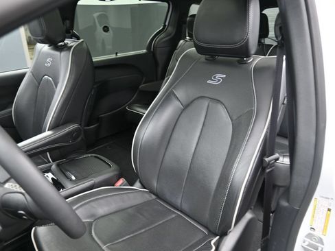 Used 2025 Chrysler Pacifica Limited FWD image 11