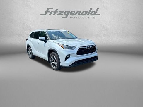 Used 2022 Toyota Highlander XLE AWD/4WD image 1
