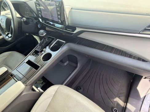 Certified 2021 Toyota Sienna Limited FWD image 32