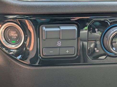 Used 2024 Chevrolet Silverado 2500 LT w/ Convenience Package image 29