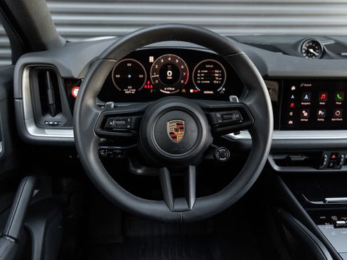 Certified 2025 Porsche Cayenne Coupe image 16