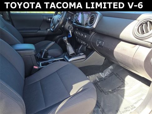 Used 2018 Toyota Tacoma TRD Sport image 9