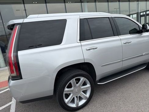 Used 2017 Cadillac Escalade Luxury image 3